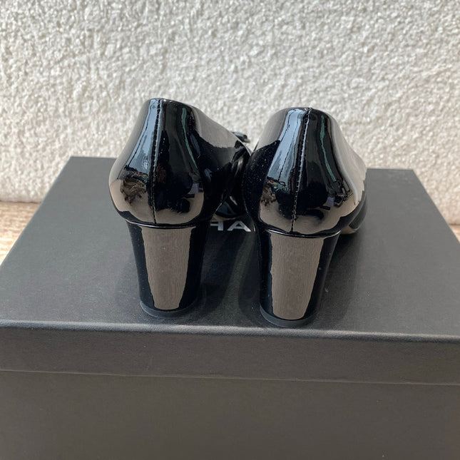 MID-HEEL PUMPS IN BLACK PATENT CALFSKIN