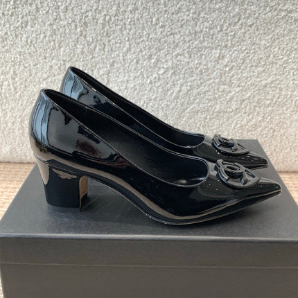 MID-HEEL PUMPS IN BLACK PATENT CALFSKIN