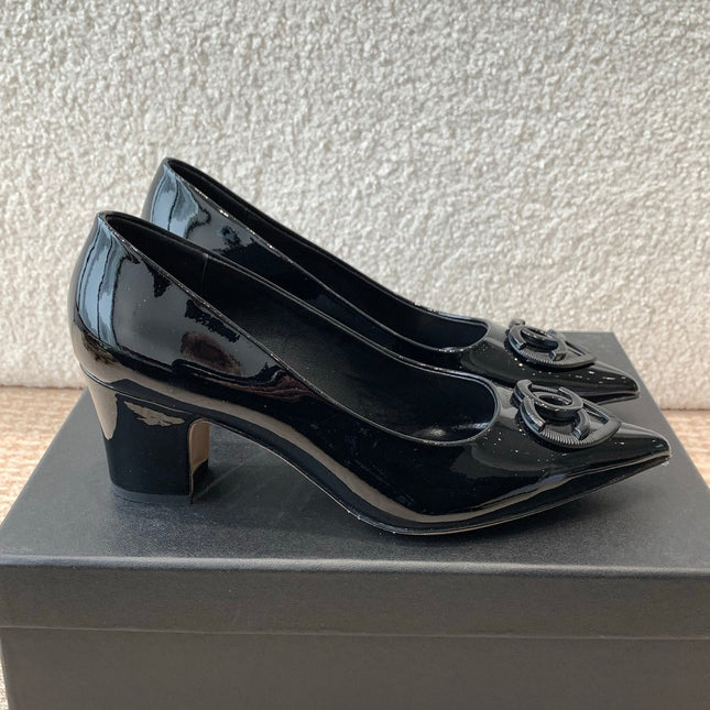 MID-HEEL PUMPS IN BLACK PATENT CALFSKIN