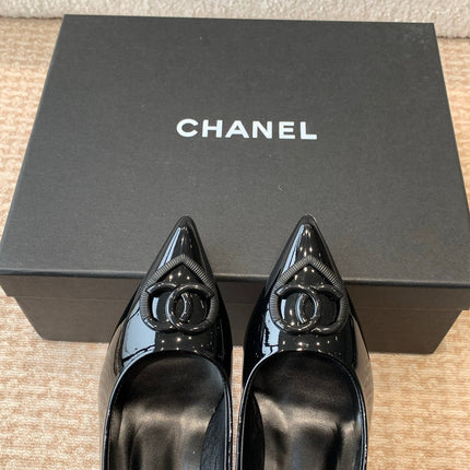 MID-HEEL PUMPS IN BLACK PATENT CALFSKIN