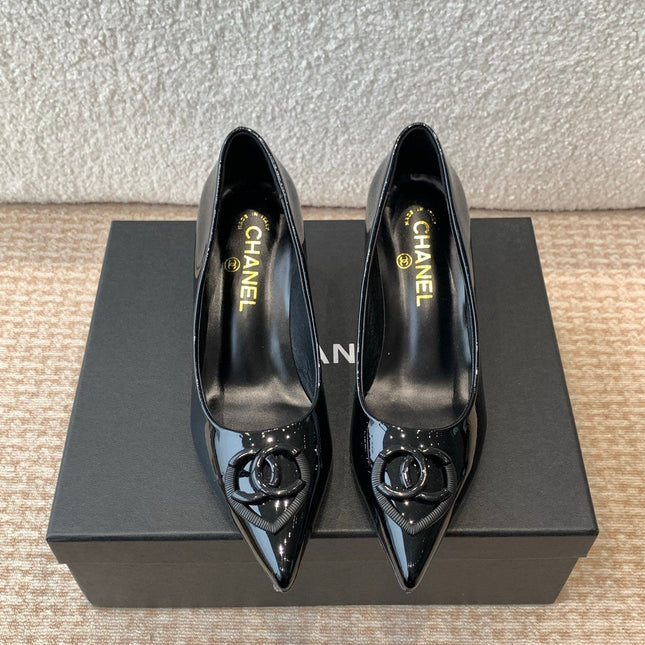 MID-HEEL PUMPS IN BLACK PATENT CALFSKIN