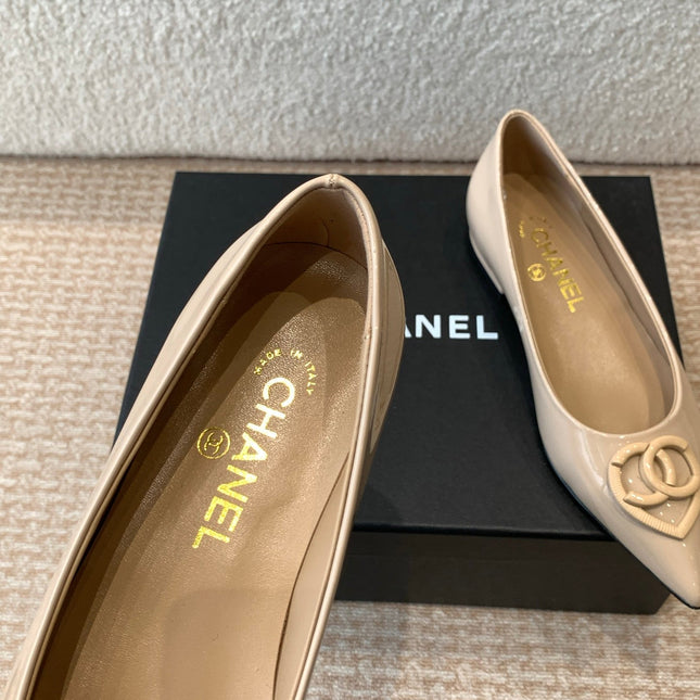 FLAT PUMPS IN BISQUE BEIGE PATENT CALFSKIN