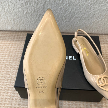 FLAT MULES IN BISQUE BEIGE PATENT CALFSKIN