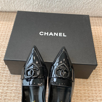 FLAT MULES IN BLACK PATENT CALFSKIN