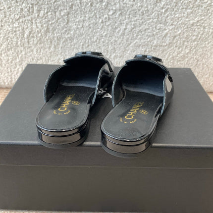 FLAT MULES IN BLACK PATENT CALFSKIN