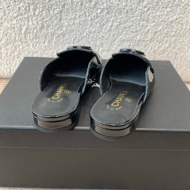 FLAT MULES IN BLACK PATENT CALFSKIN