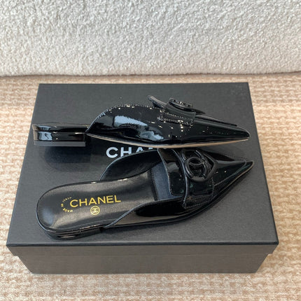FLAT MULES IN BLACK PATENT CALFSKIN