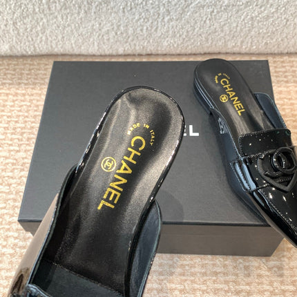 FLAT MULES IN BLACK PATENT CALFSKIN