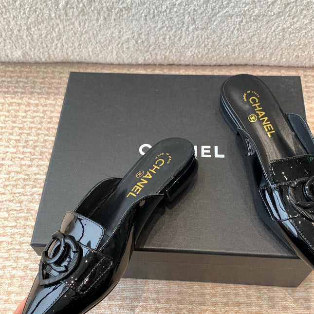 FLAT MULES IN BLACK PATENT CALFSKIN