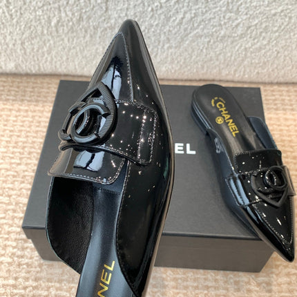 FLAT MULES IN BLACK PATENT CALFSKIN