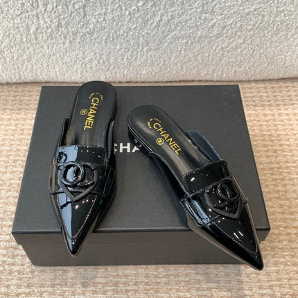 FLAT MULES IN BLACK PATENT CALFSKIN