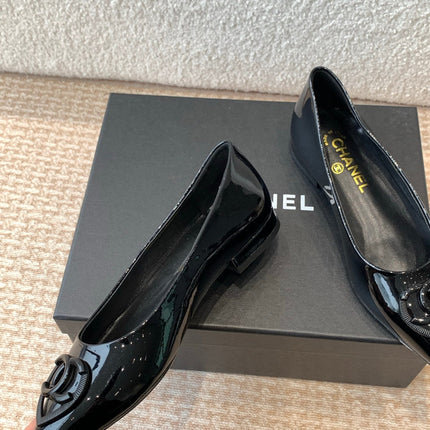 FLAT PUMP IN BLACK PATENT CALFSKIN