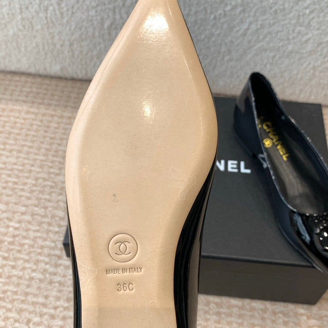 FLAT PUMP IN BLACK PATENT CALFSKIN