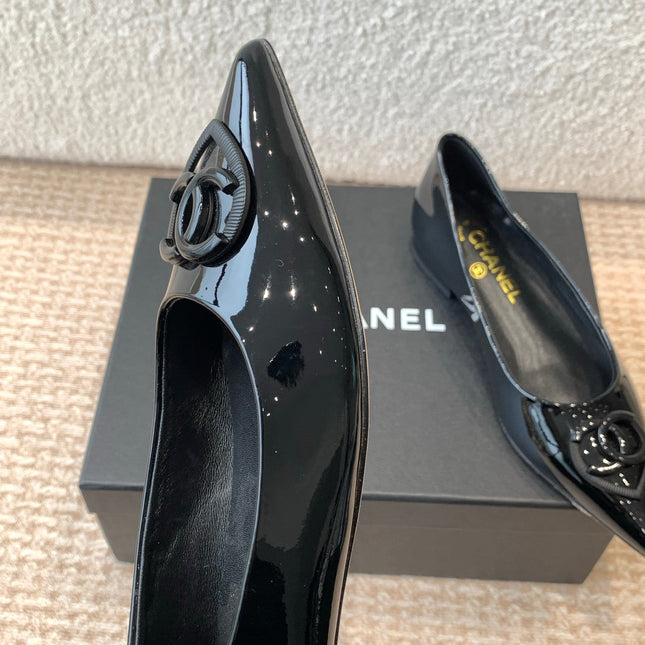 FLAT PUMP IN BLACK PATENT CALFSKIN