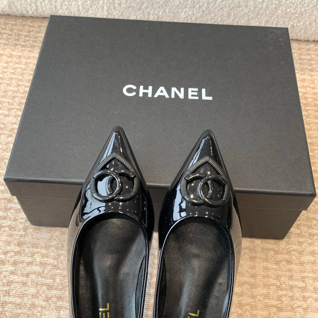 FLAT PUMP IN BLACK PATENT CALFSKIN