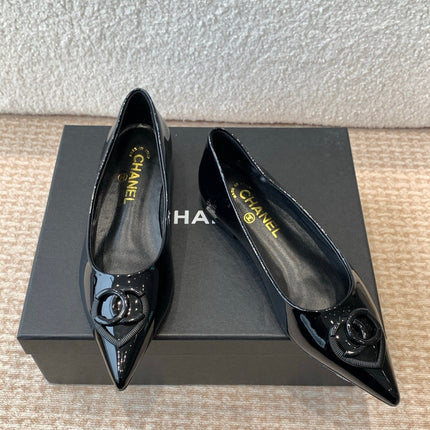 FLAT PUMP IN BLACK PATENT CALFSKIN