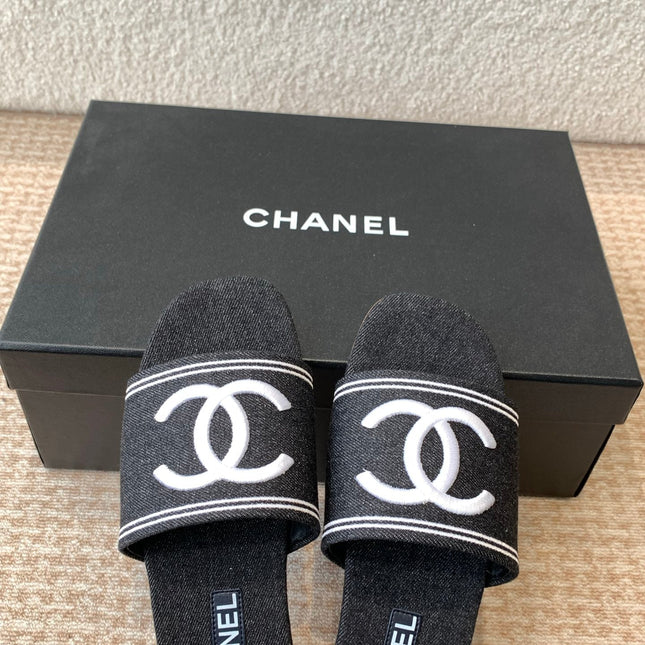 FLAT SLIDE IN BLACK DENIM WITH WHITE LOGO