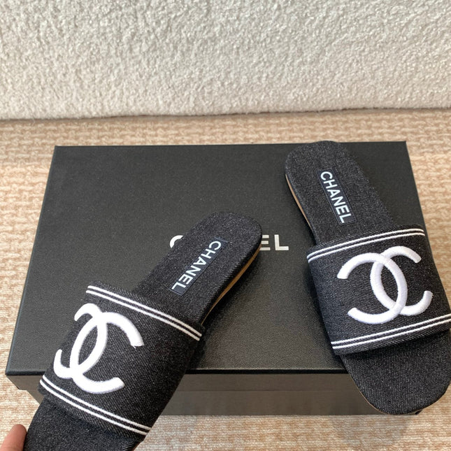 FLAT SLIDE IN BLACK DENIM WITH WHITE LOGO