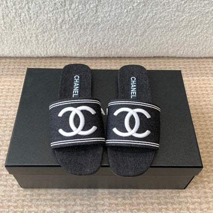 FLAT SLIDE IN BLACK DENIM WITH WHITE LOGO