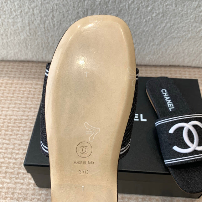 FLAT SLIDE IN BLACK DENIM WITH WHITE LOGO