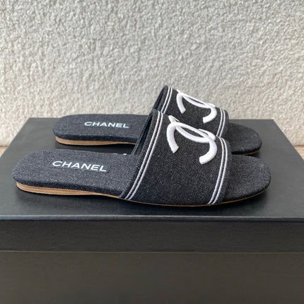 FLAT SLIDE IN BLACK DENIM WITH WHITE LOGO
