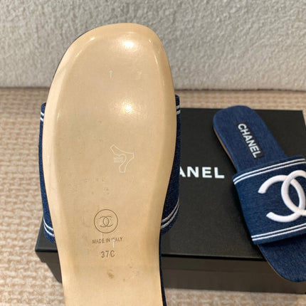 FLAT SLIDE IN NAVY BLUE DENIM WITH WHITE LOGO