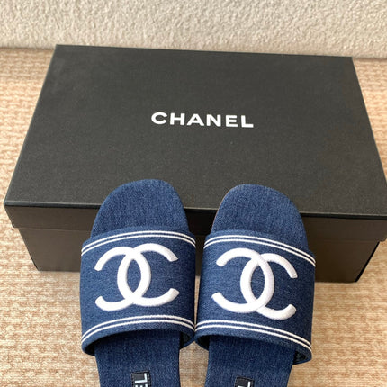 FLAT SLIDE IN NAVY BLUE DENIM WITH WHITE LOGO