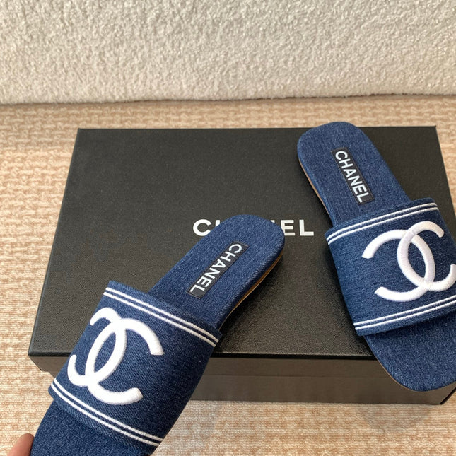 FLAT SLIDE IN NAVY BLUE DENIM WITH WHITE LOGO