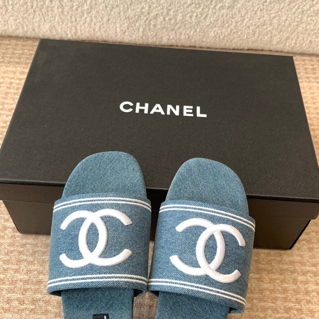 FLAT SLIDE IN AEGEAN BLUE DENIM WITH WHITE LOGO