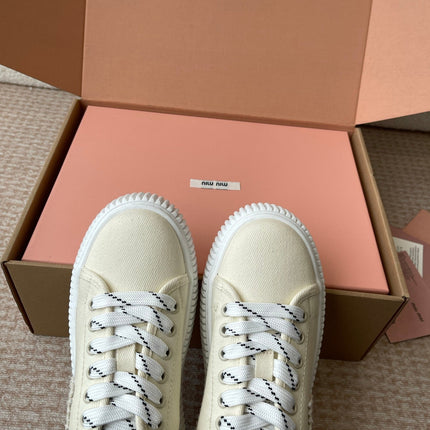 WASH SNEAKER MULES IN OFF WHITE DENIM WHITE STRIPED LACES