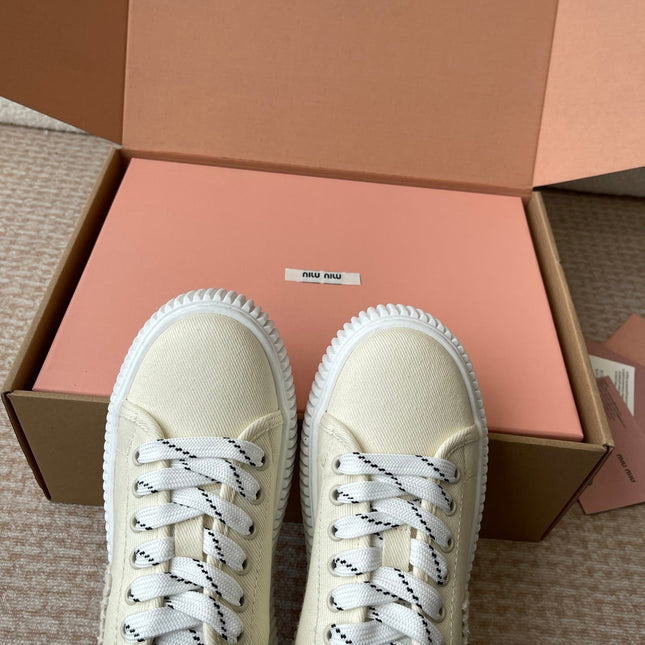 WASH SNEAKER MULES IN OFF WHITE DENIM WHITE STRIPED LACES
