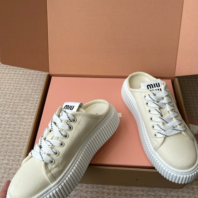 WASH SNEAKER MULES IN OFF WHITE DENIM WHITE STRIPED LACES