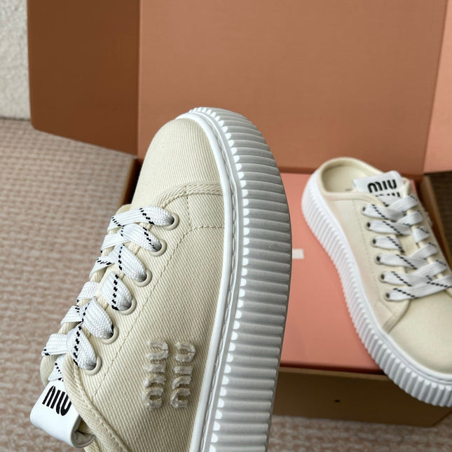 WASH SNEAKER MULES IN OFF WHITE DENIM WHITE STRIPED LACES