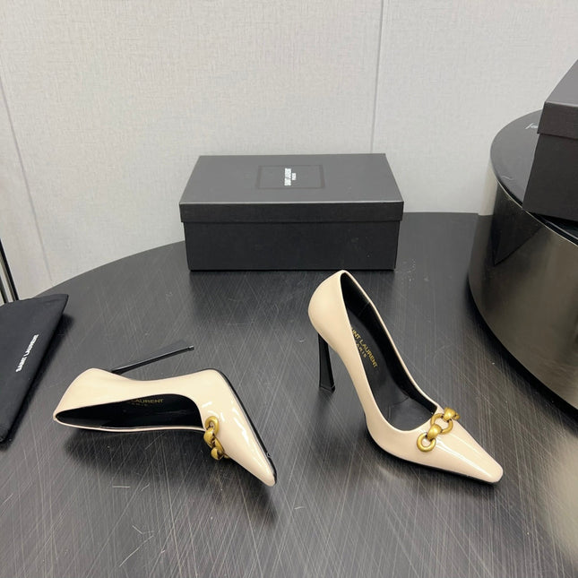 HIGH PUMPS IN CREAM GLOSSY CALFSKIN ATTACHED GOLD CHAIN