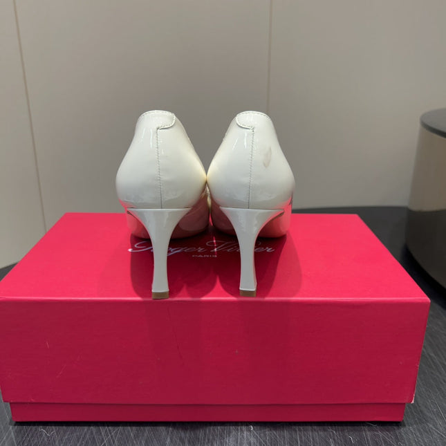 ROGER VIVIER 25S BELLE VIVIER PUMPS 70MM IN WHITE CALFSKIN GOLD BUCKLE