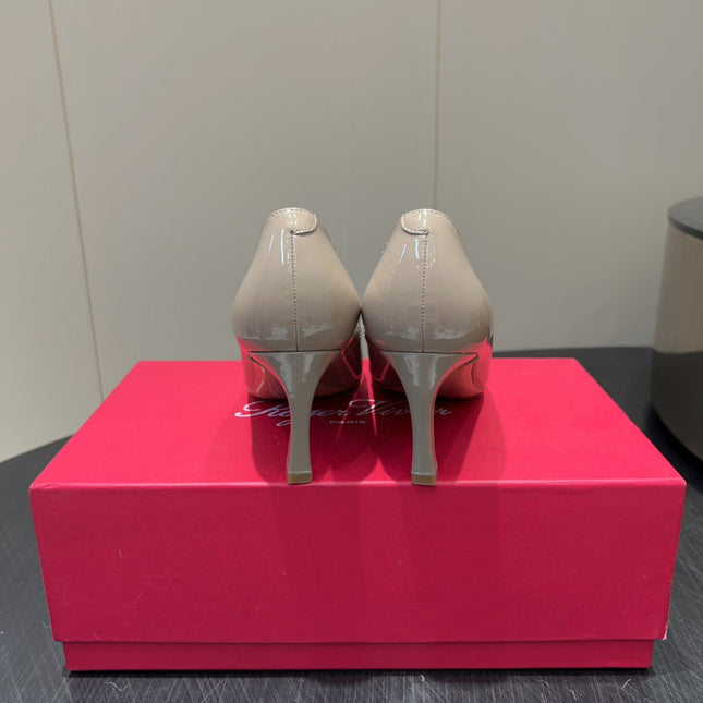 BELLE VIVIER PUMPS IN NUDE GLOSSY CALFSKIN GOLD BUCKLE