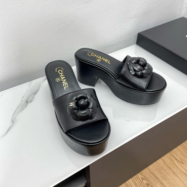 WEDGE PLATFORM BLACK LAMBSKIN WITH FLOWER