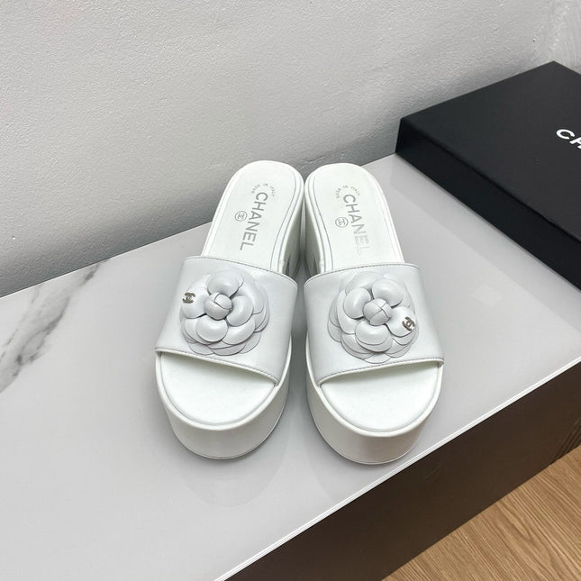 WEDGE PLATFORM WHITE LAMBSKIN WITH FLOWER