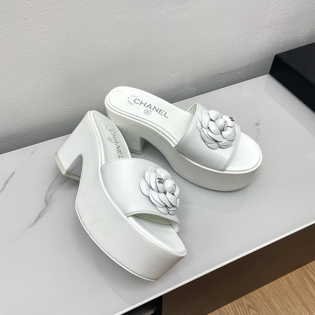 WEDGE PLATFORM WHITE LAMBSKIN WITH FLOWER