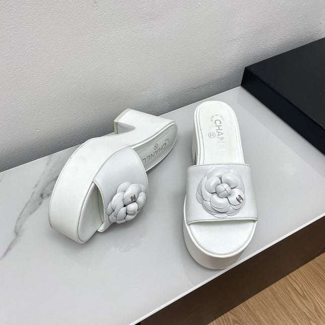 WEDGE PLATFORM WHITE LAMBSKIN WITH FLOWER