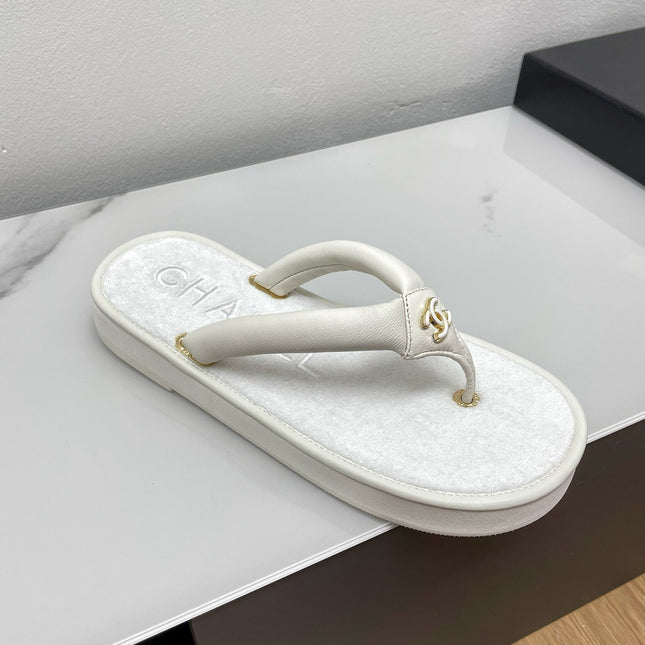 THONG SLIPPERS IN WHITE LAMBSKIN