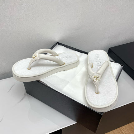 THONG SLIPPERS IN WHITE LAMBSKIN