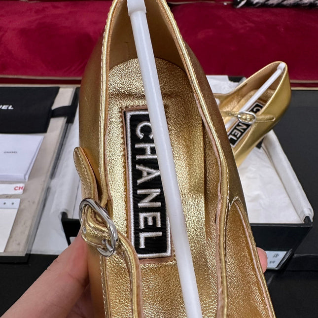 HIGH MARY JANE IN GOLDEN CALFSKIN AND BLACK SATIN