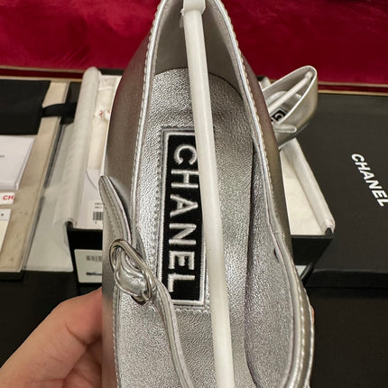 HIGH MARY JANE IN SILVER CALFSKIN AND BLACK SATIN