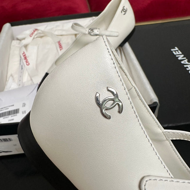 MARY JANE SHOES IN WHITE CALFSKIN AND BLACK SATIN