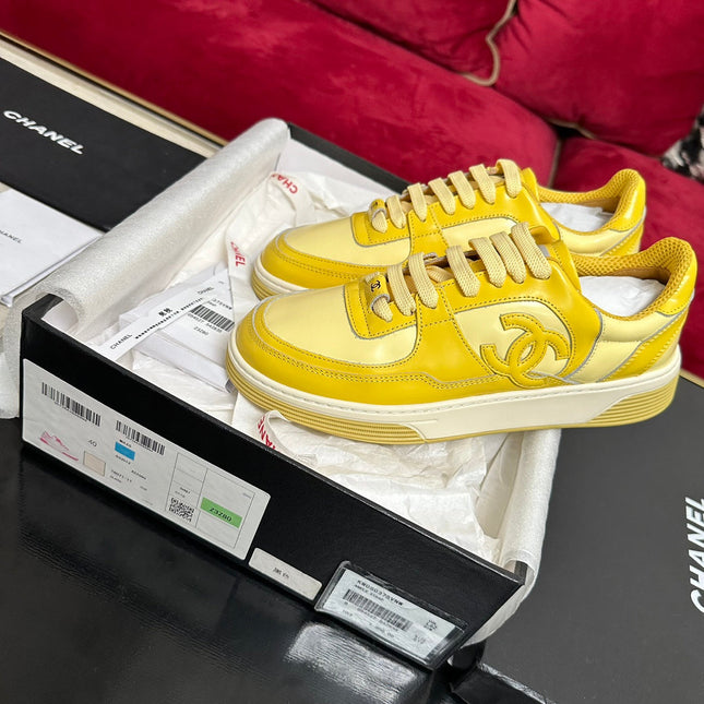 TRAINERS IN BRIGHT YELLOW SHINY CALFSKIN