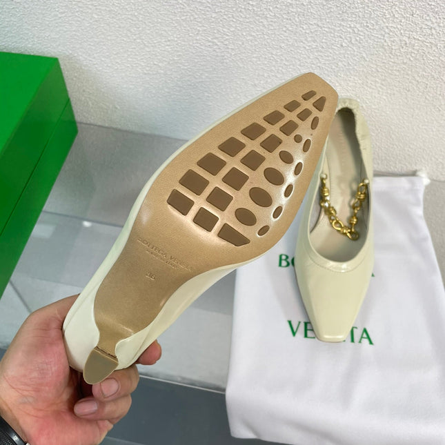 SHARP CHAIN PUMP 6 CM IN BONE WHITE CALFSKIN