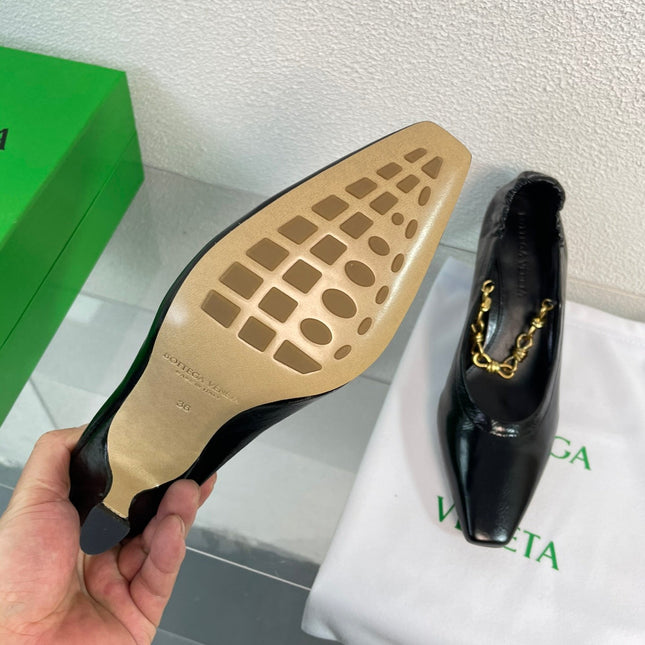 SHARP CHAIN PUMP 6 CM IN BLACK CALFSKIN