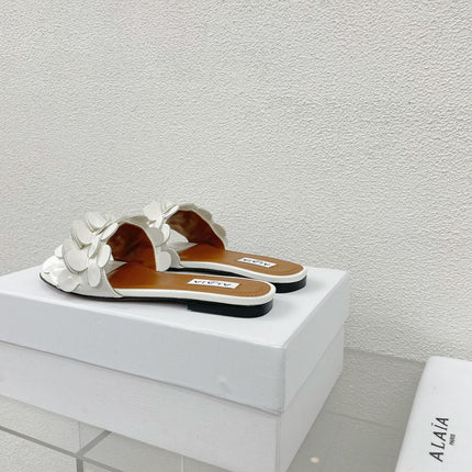 ALAIA FLAT MULE IN WHITE GLOSSY LAMBSKIN