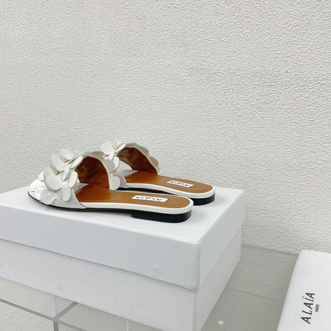 ALAIA FLAT MULE IN WHITE GLOSSY LAMBSKIN